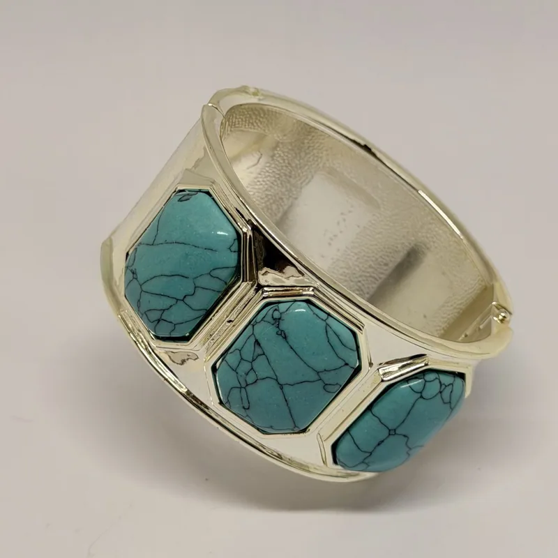 Bracelete largo prateado com pedras turquesa hexagonais
