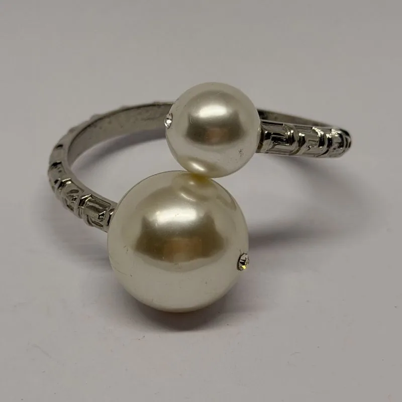 Bracelete prateado aberto com duas pérolas nas pontas — ref. BTE0114A