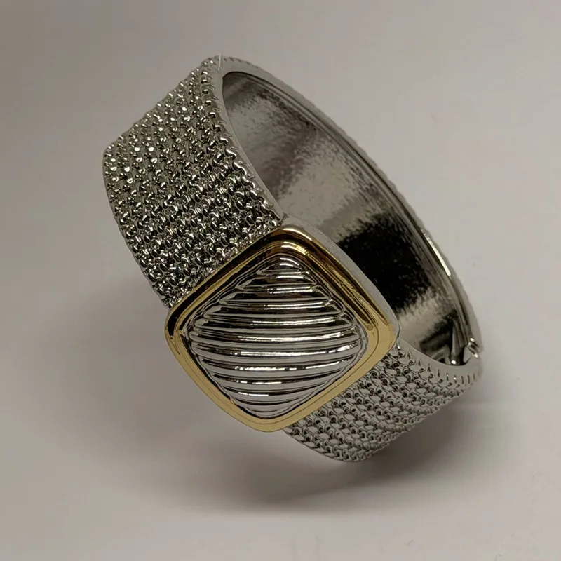 Bracelete prateado com cristais ovais em engaste elaborado