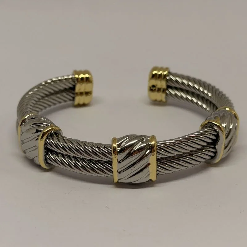 Bracelete prateado com cristais em pavê e curvas suaves — ref. BTE0071A