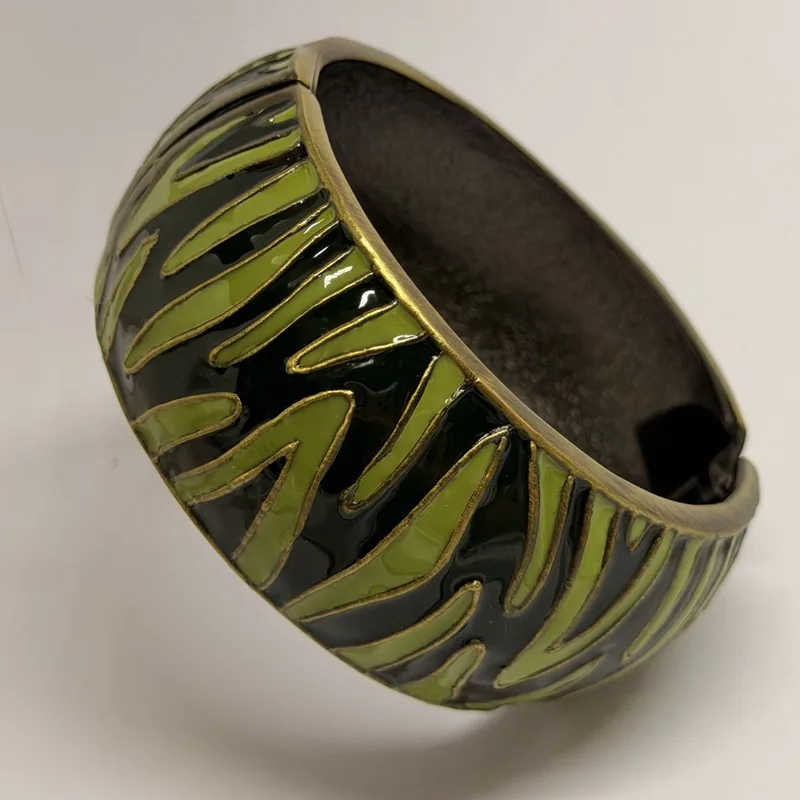 Bracelete prateado com cristais em tons variados incrustados