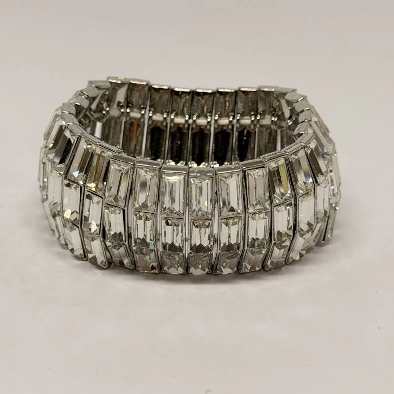 Bracelete prateado elástico inteiramente cravejado de cristais retangulares — ref. BTE0117A