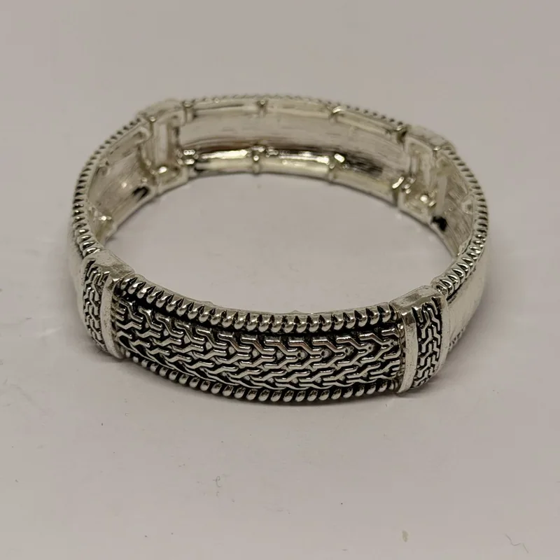 Bracelete prateado com elos detalhados em relevo floral