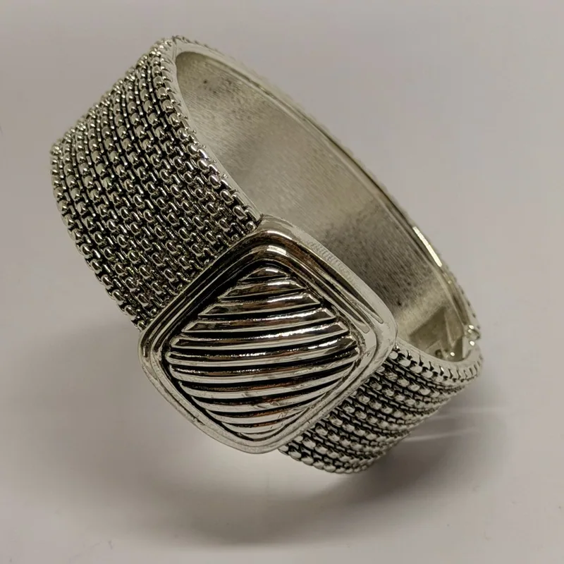 Bracelete prateado com elos em estilo bizantino