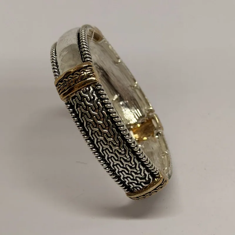 Bracelete prateado com elos largos e acabamento polido