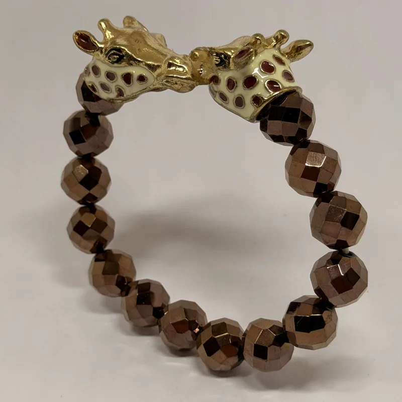 Bracelete prateado com esferas metálicas em fileiras