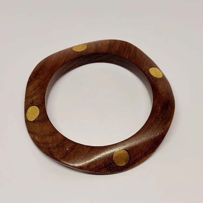 Bracelete prateado fino com design minimalista e clean