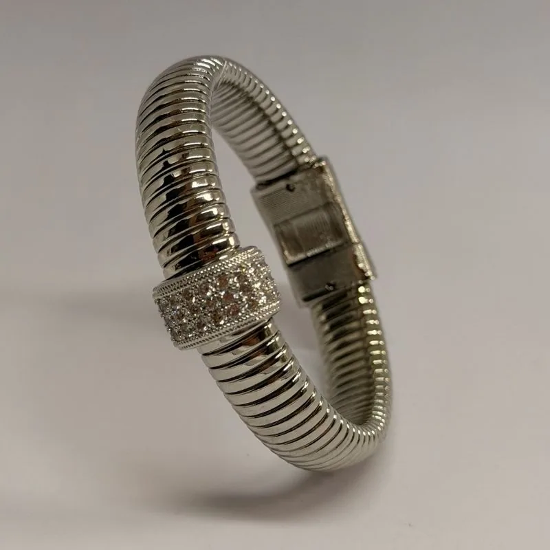 Bracelete prateado em malha canelada com faixa cravejada de cristais — ref. BTE0090A
