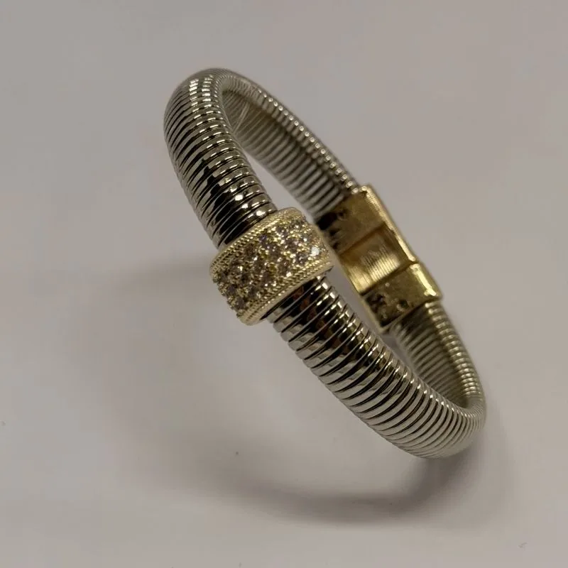 Bracelete prateado em malha canelada com faixa cravejada e detalhe dourado — ref. BTE0093A