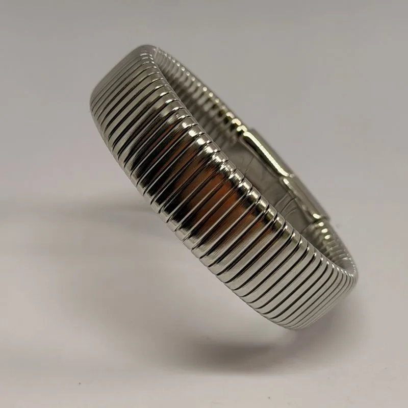 Bracelete prateado em malha canelada larga com fecho discreto — ref. BTE0091A