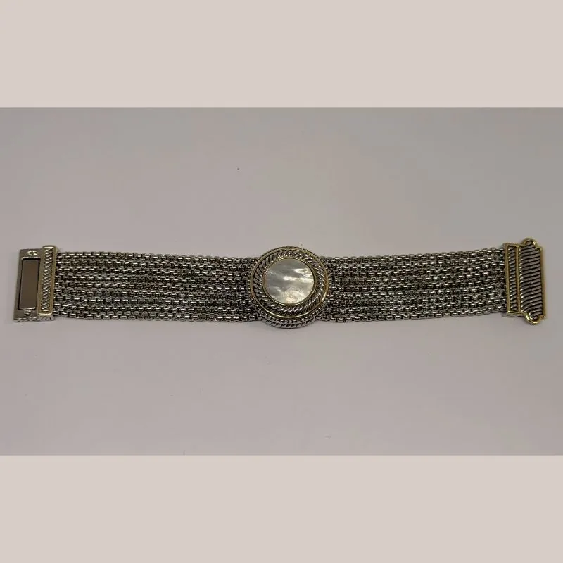 Bracelete prateado em malha larga achatada com medalhão cravejado ao centro — ref. BTE0100A