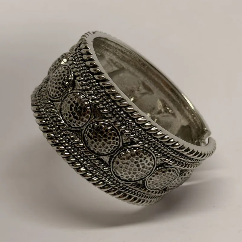 Bracelete prateado com motivos de folhas entrelaçadas
