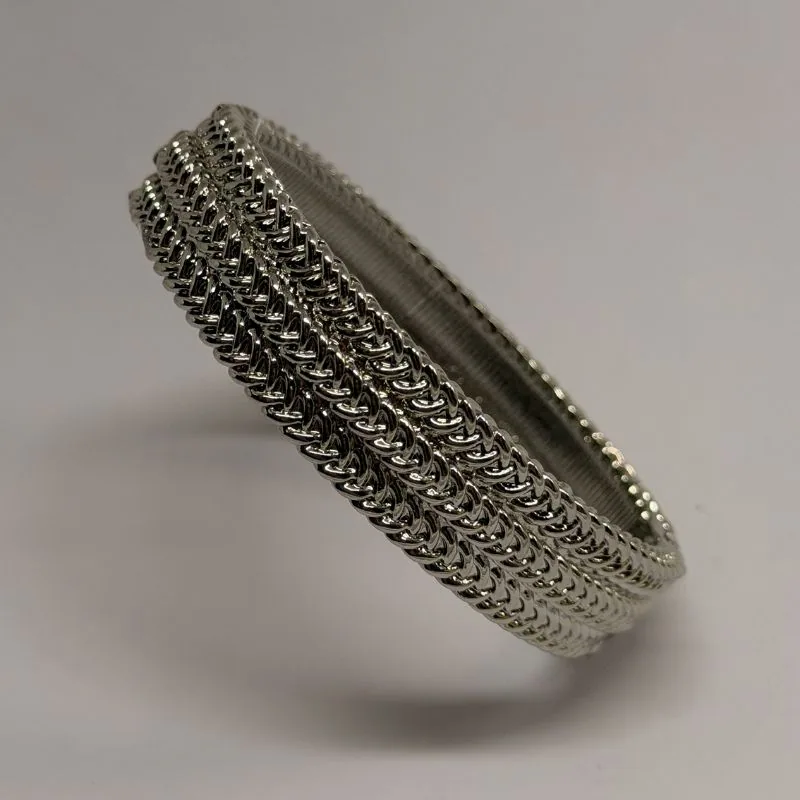 Bracelete prateado rígido com faixas de textura trançada — ref. BTE0098A