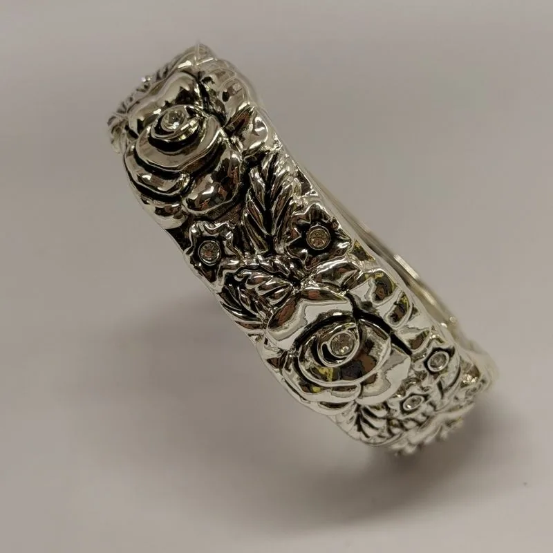 Bracelete prateado rígido e largo com relevo floral trabalhado — ref. BTE0094A