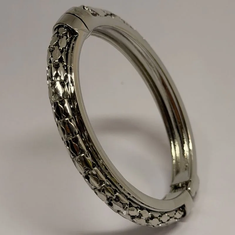 Bracelete prateado rígido com recorte vazado em folhagem — ref. BTE0097A