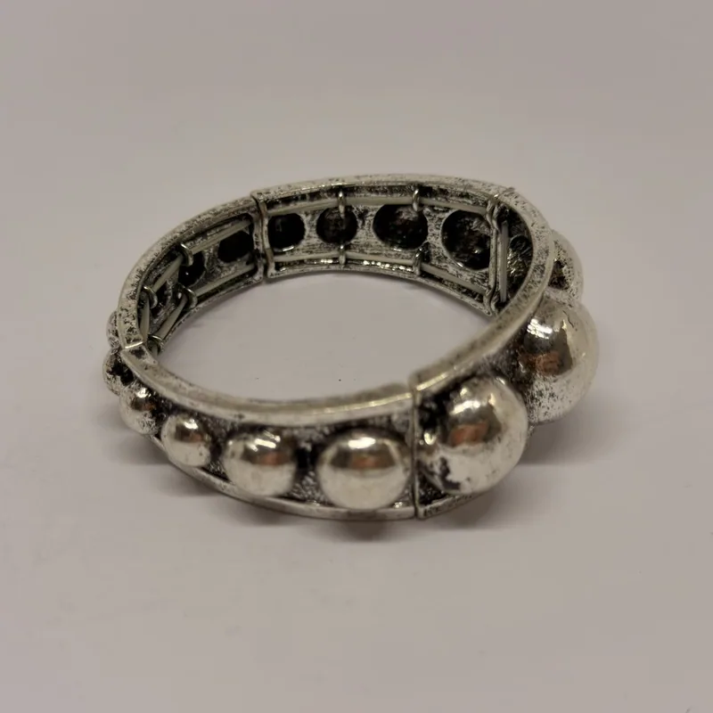 Bracelete prateado com textura de cordas torcidas