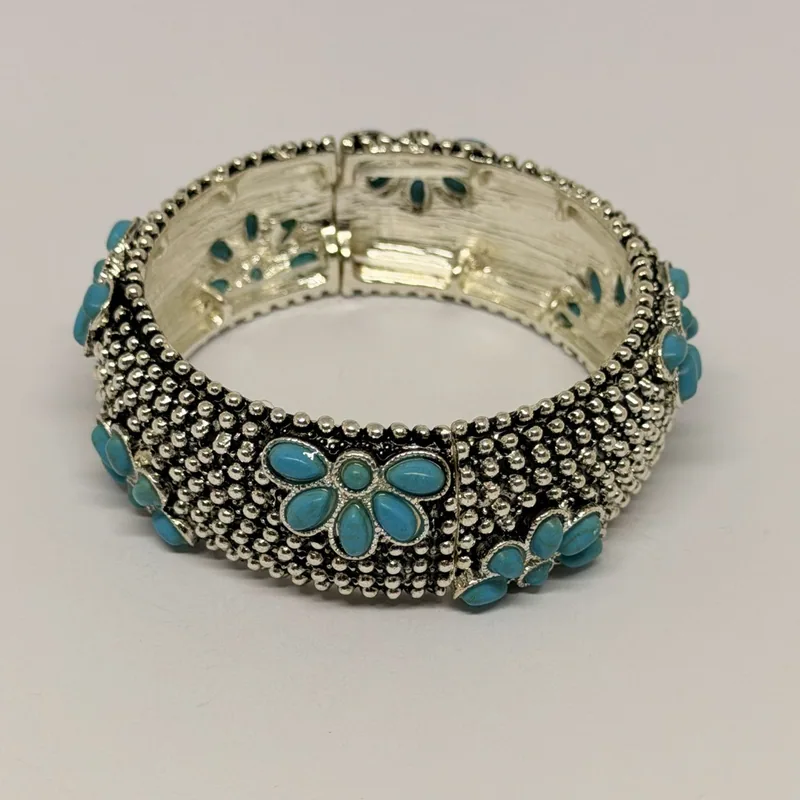 Bracelete prateado texturizado com flores em pedras turquesa
