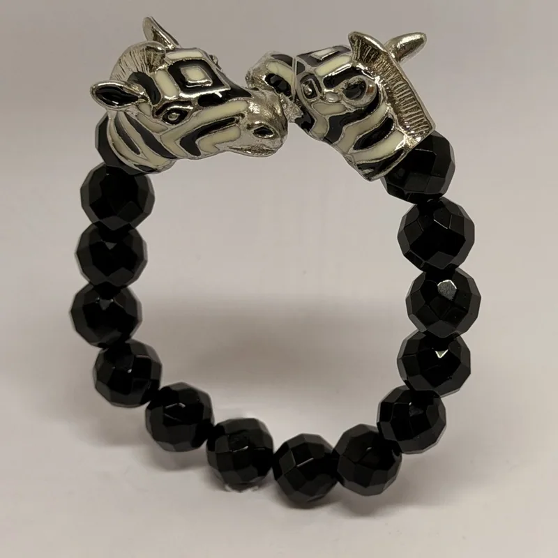 Bracelete prateado com trabalho de filigrana delicada