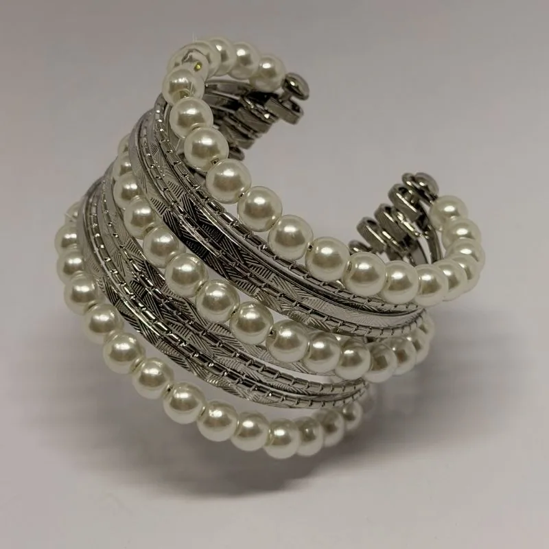 Bracelete prateado de várias voltas com fileiras de pérolas intercaladas — ref. BTE0118A