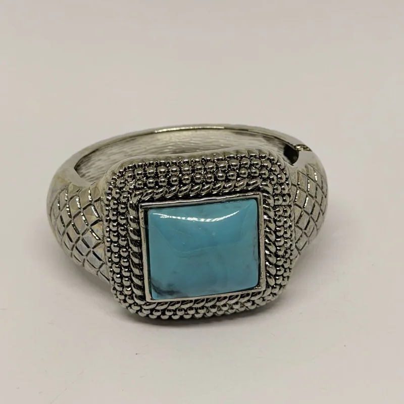 Bracelete rígido prateado com pedra turquesa central quadrada