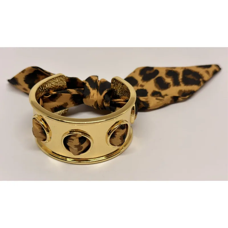 Bracelete com textura que remete a couro trançado em acabamento metálico