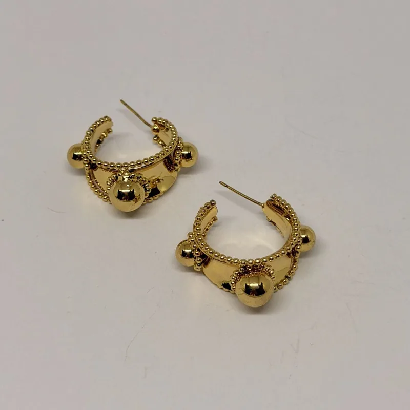 Brinco argola dourada com esferas aplicadas e textura em cordão — ref. BRC0105A