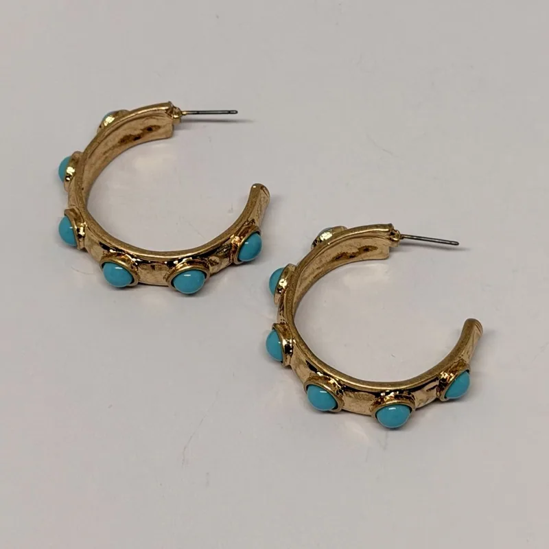 Brinco argola dourada com pedras turquesa ovais distribuídas no aro — ref. BRC0091A