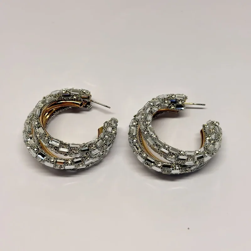 Brinco argola dupla cravejada de cristais retangulares e redondos — ref. BRC0072A