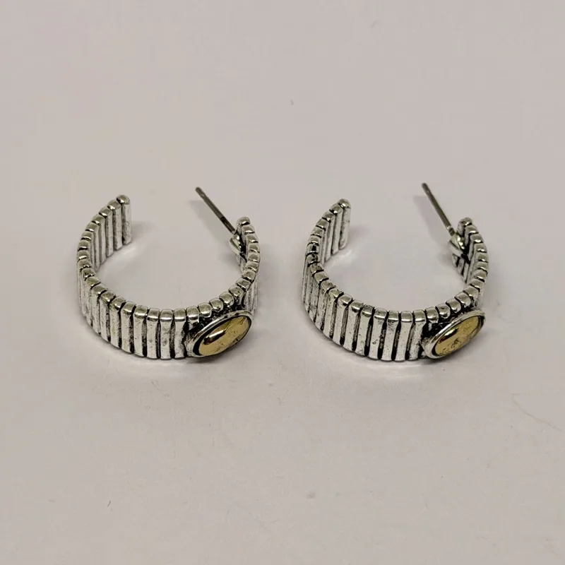 Brinco argola prateada estreita com textura canelada e medalhão dourado central — ref. BRC0078A