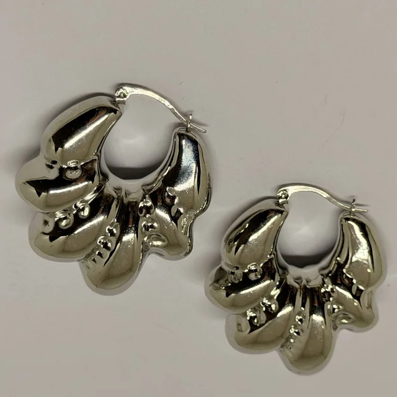 Brinco argola prateada com pétalas volumosas em relevo e detalhes esféricos — ref. BRC0130A