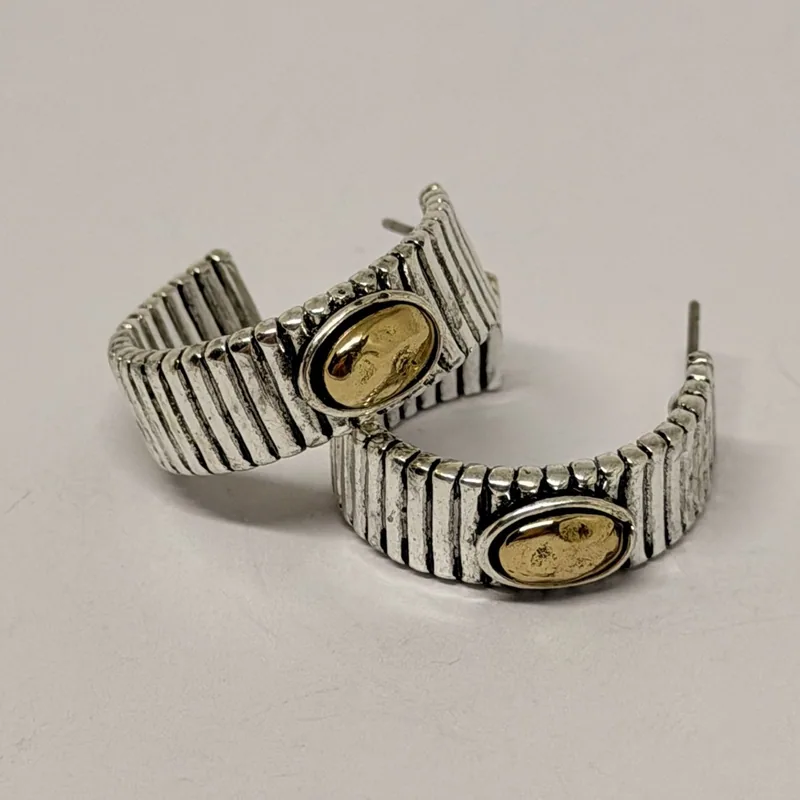 Brinco argola prateada com textura canelada e medalhão dourado aplicado — ref. BRC0077A