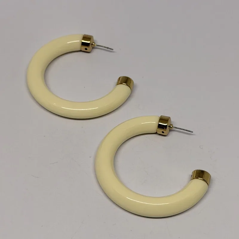 Brinco argola em resina cor creme com terminais dourados — ref. BRC0119A