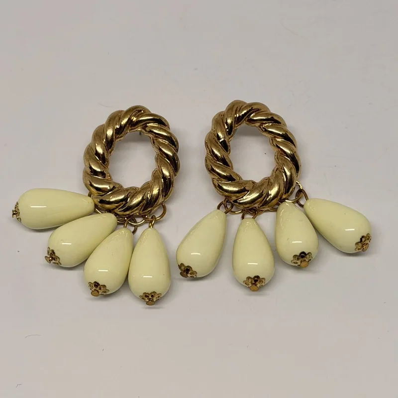 Brinco dourado em argola torcida com gotas em resina amarelo-clara suspensas — ref. BRC0147A
