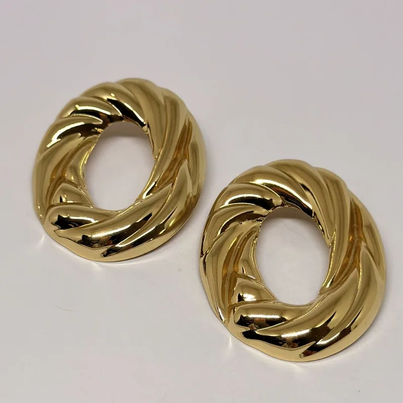 Brinco dourado em argola torcida com relevo em espiral — ref. BRC0127A
