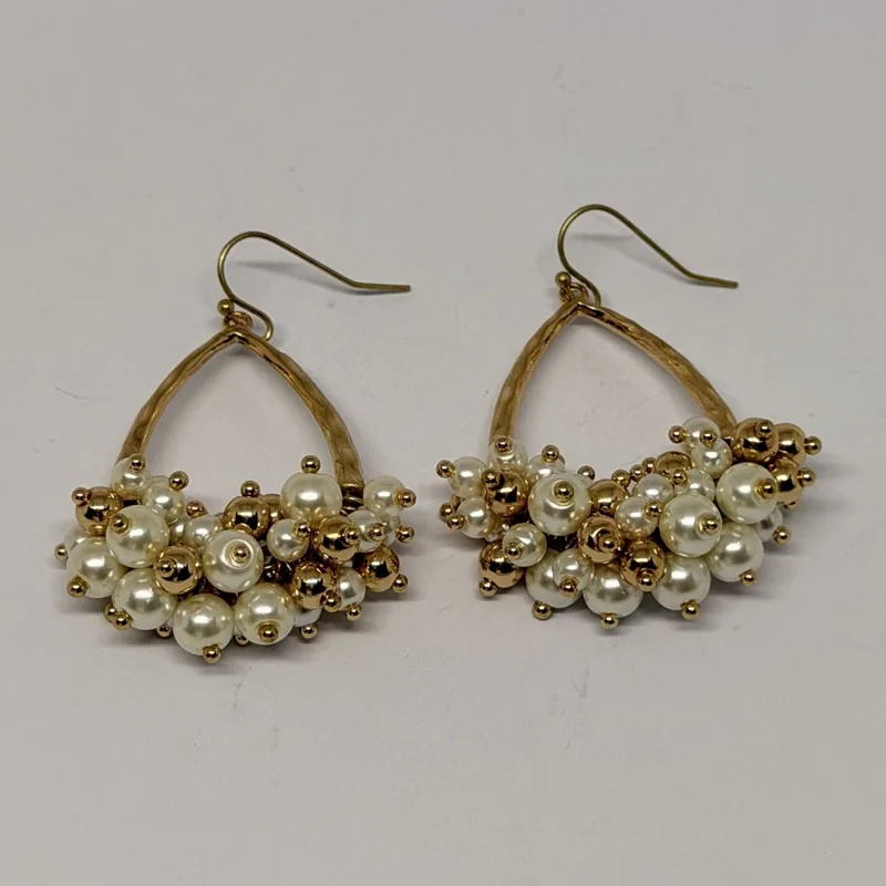 Brinco dourado em aro de gota com cacho de pérolas e esferas na base — ref. BRC0096A
