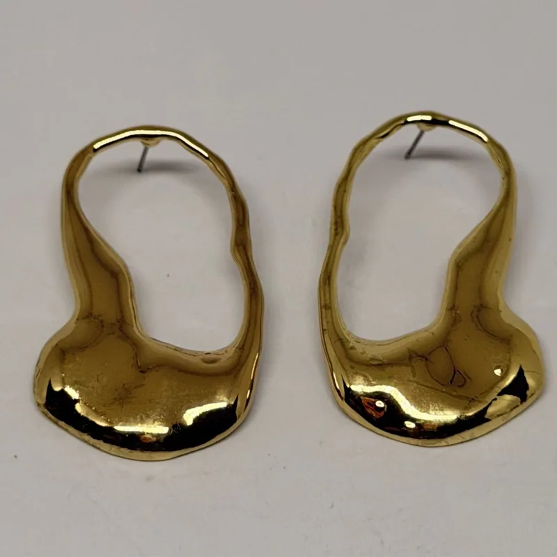 Brinco dourado em aro orgânico irregular e vazado — ref. BRC0142A
