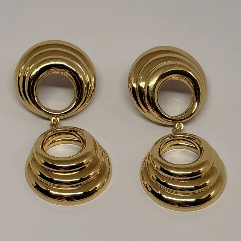 Brinco dourado com design abstrato e formas fluidas — ref. BRC0021A
