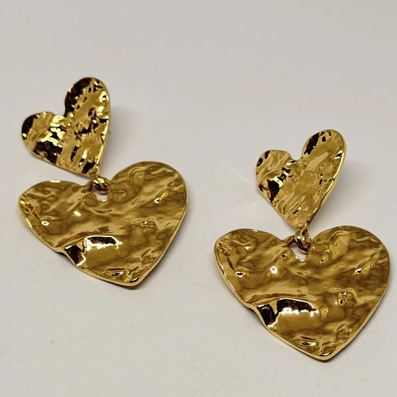 Brinco dourado com dois corações martelados em sequência — ref. BRC0135A