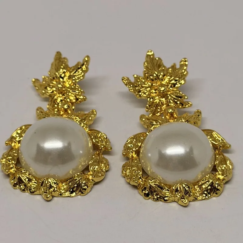 Brinco dourado com flor no topo e pérola grande em moldura trabalhada — ref. BRC0138A