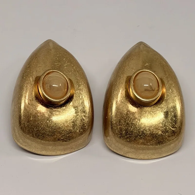 Brinco dourado com formato de aro torcido — ref. BRC0039A
