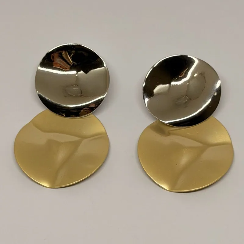 Brinco dourado com formato de coração e detalhes ornamentais — ref. BRC0014A