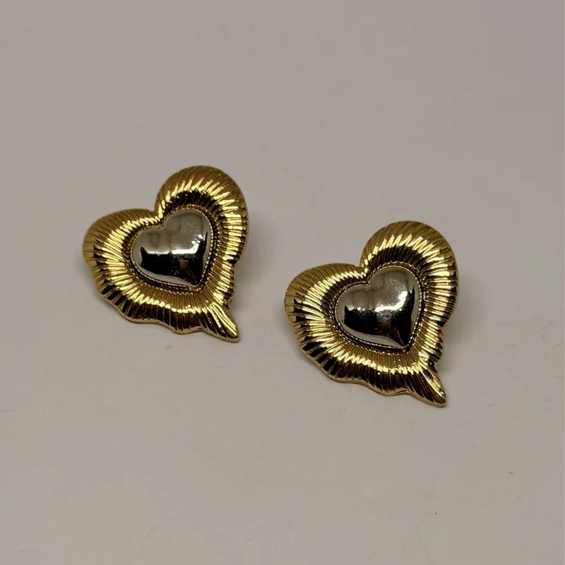 Brinco dourado em formato de coração com moldura canelada e centro liso em relevo — ref. BRC0124A