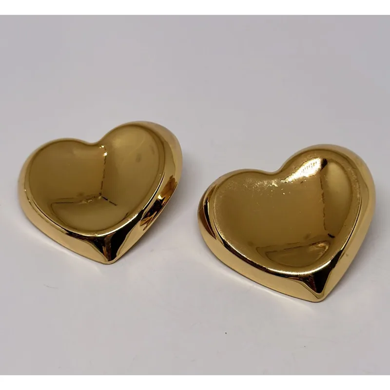 Brinco dourado em formato de coração volumoso com superfície lisa espelhada — ref. BRC0137A