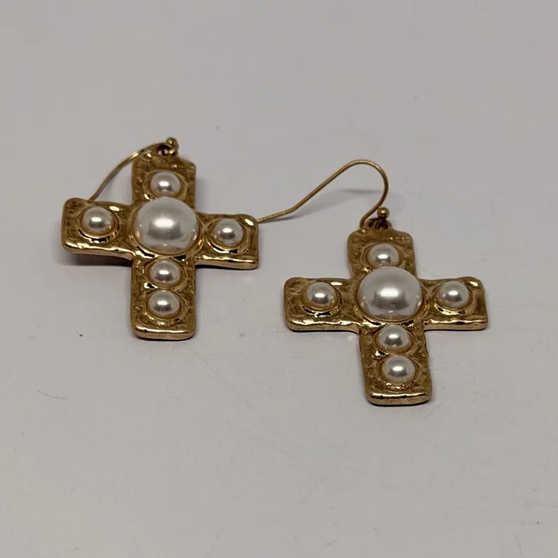 Brinco dourado em formato de cruz martelada com pérolas aplicadas — ref. BRC0129A