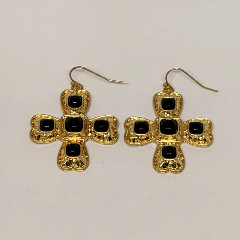 Brinco dourado em formato de cruz com pedras pretas quadradas — ref. BRC0076A