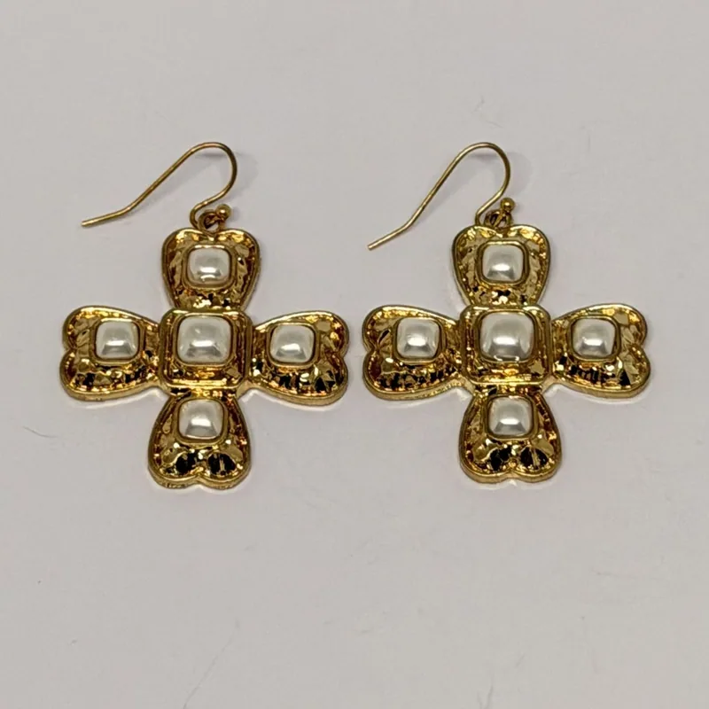 Brinco dourado em formato de cruz com pérolas aplicadas nas extremidades — ref. BRC0075A
