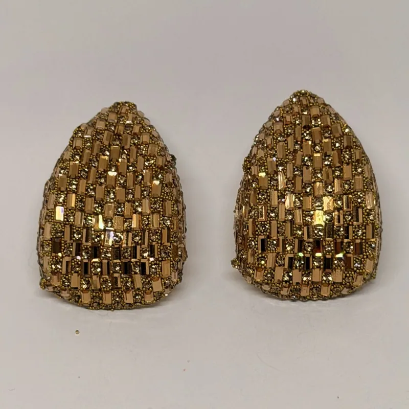 Brinco dourado em formato de gota cravejado de cristais âmbar — ref. BRC0081A