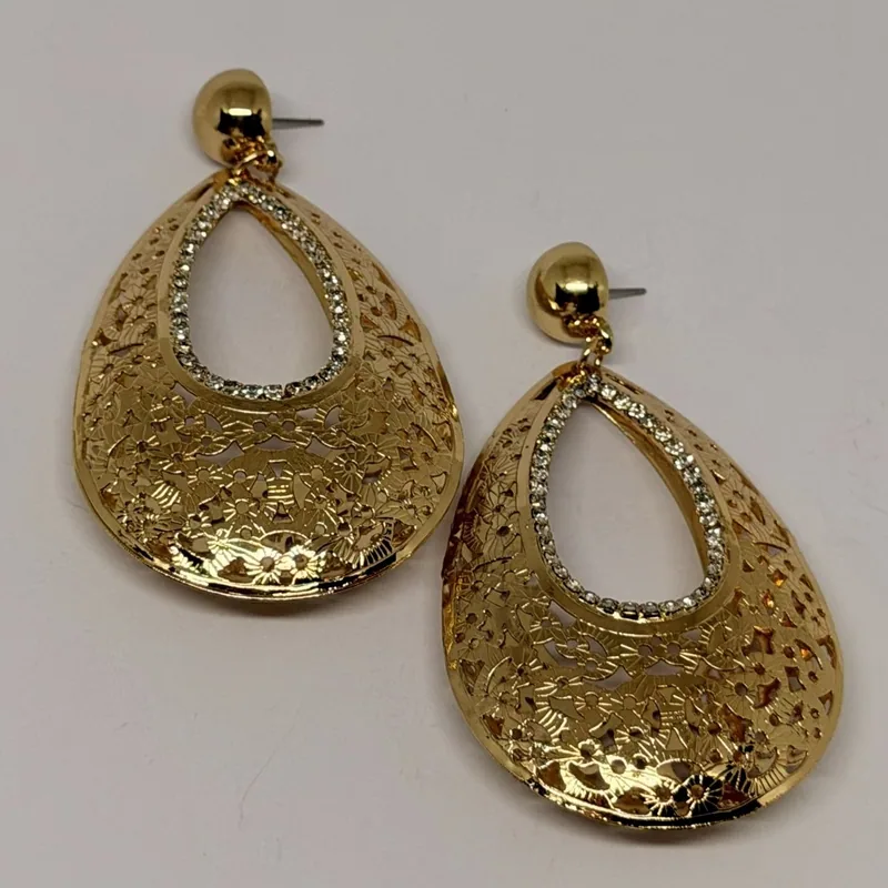 Brinco dourado em formato de gota vazada com filigrana e contorno cravejado — ref. BRC0098A
