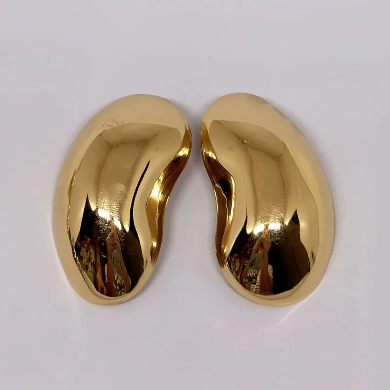 Brinco dourado em formato de gota volumosa com superfície lisa espelhada — ref. BRC0132A