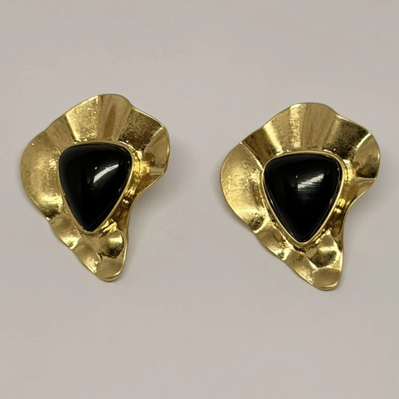 Brinco dourado martelado de contorno irregular com pedra preta triangular ao centro — ref. BRC0067A